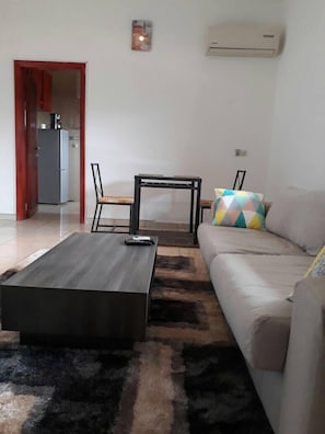 42-inch flat-screen TV with satellite channels, TV - Residence Bellevue (Abidjan)