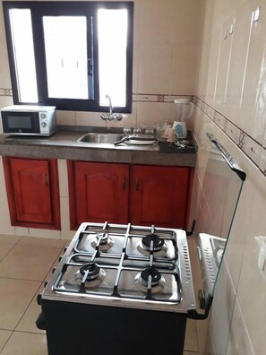 Full-sized fridge, microwave, oven, stovetop - Residence Bellevue (Abidjan)
