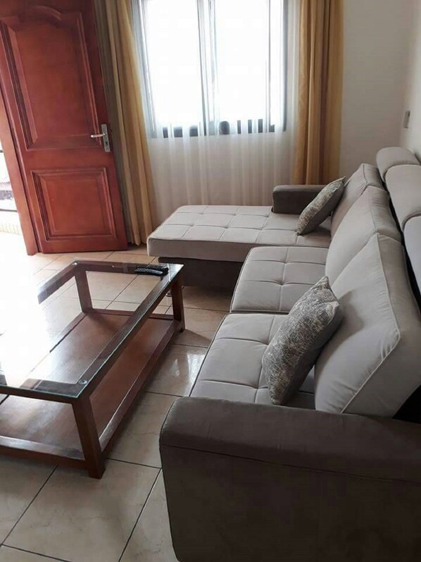 Apartment, 1 Schlafzimmer | Wohnzimmer | 43-Zoll-Flachbildfernseher mit Satellitenempfang, Fernseher