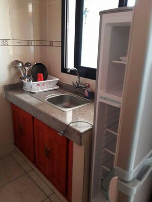 Appartement, 1 slaapkamer | Privékeuken | Een koelkast met diepvriezer, een microgolfoven, een oven, een kookplaat