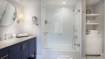 Suite Standard, 2 chambres, non-fumeur (Family Suite) | Salle de bain