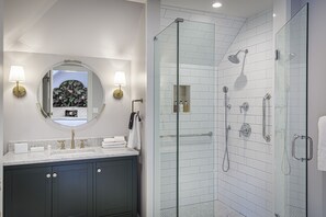 Standard Single Room, 1 Bedroom, Non Smoking (King Room) | Bathroom | Designer toiletries, hair dryer, towels, soap