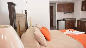 Executive-Zimmer, 1 Queen-Bett, Kühlschrank, eingeschränkter Meerblick | Hochwertige Bettwaren, schallisolierte Zimmer, Bügeleisen/Bügelbrett