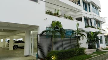 Vista frontal de la propiedad