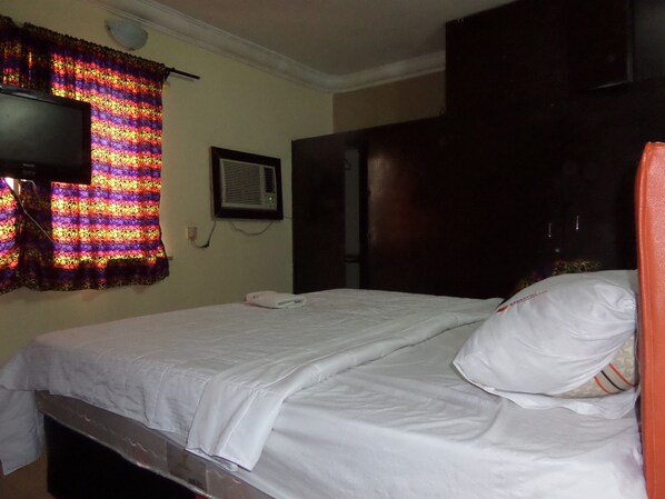 Executive tweepersoonskamer, 1 tweepersoonsbed | Een laptopwerkplek, wifi, rolstoeltoegang