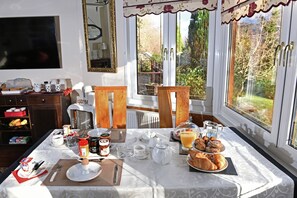 In-room dining - Cilbrwyn Countryside Retreat (Swansea)