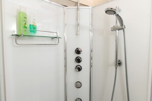 Habitación triple Deluxe | Baño | Secadora de cabello y pantuflas