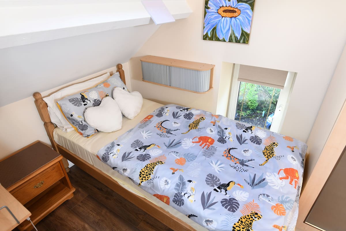Quarto triplo econômico | 1 quarto, quartos à prova de som, ferros/tábuas de passar roupa