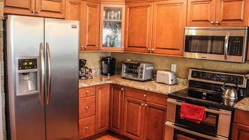 House | Private kitchen | Fridge, microwave, oven, stovetop
