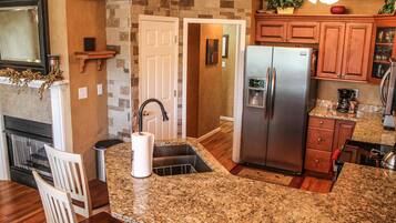 House | Private kitchen | Fridge, microwave, oven, stovetop