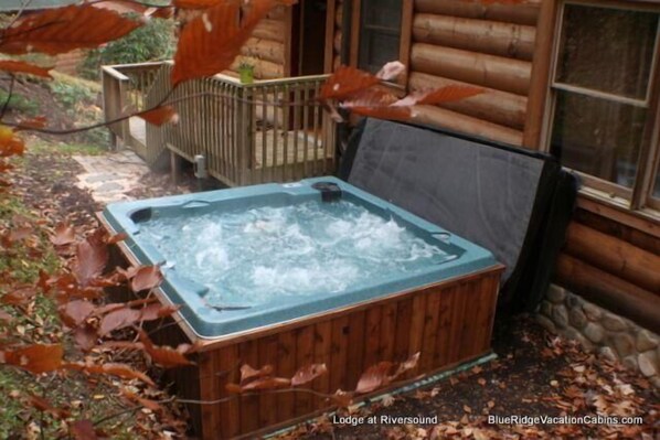 House | Outdoor spa tub - Lodge at Riversound Apartment (Banner Elk)
