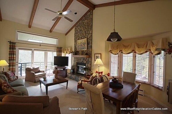 Hus | Oppholdsområde | TV og peis