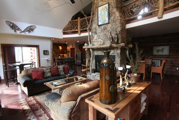 Casa | Área de sala de estar | Televisión y chimenea 