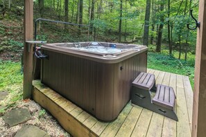 House | Outdoor spa tub - Hidden Creek Cabin Apartment (Zionville)