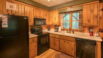 House | Private kitchen | Fridge, microwave, oven, stovetop