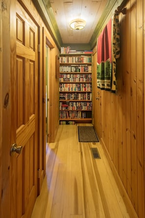 House | 3 bedrooms, iron/ironing board, free WiFi, bed sheets - Hidden Creek Cabin Apartment (Zionville)