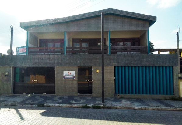 A two-story building with a sign for 'Dentis' on the upper level and a sign for 'Casagrande' on the ground floor. - Pousada Casa Grande (Bonito)