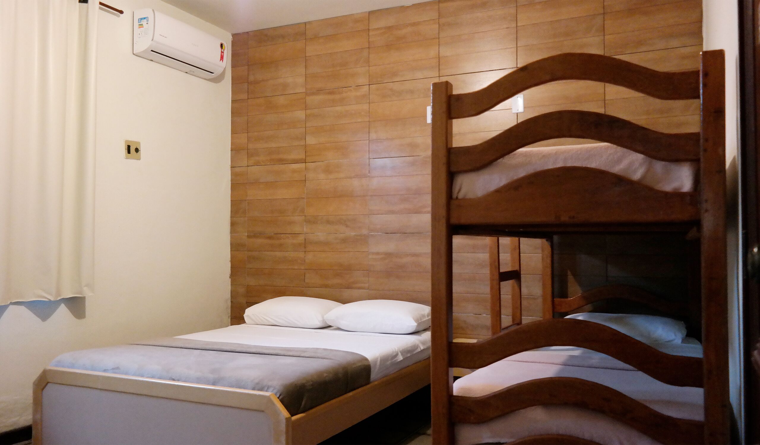 Kamar Quadruple Standar, Beberapa Tempat Tidur, lantai dasar | Setrika/meja setrika, Wi-Fi gratis, dan seprai linen