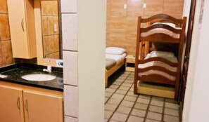 Habitació quàdruple estàndard, diversos llits, planta baixa | Bany | Dutxa, tovalloles, sabó i xampú 