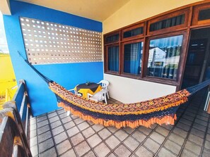 Habitació triple superior, diversos llits, balcó, vistes a la ciutat | Planxa i posts de planxar, wifi gratuïta i roba de llit 