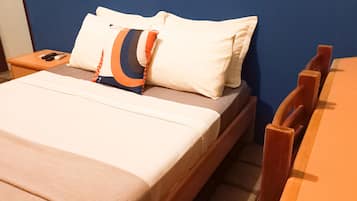 Habitación estándar doble, 1 cama doble | Tabla de planchar con plancha, wifi gratis, ropa de cama