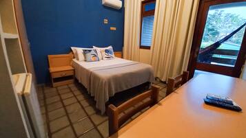 Quarto casal superior, 1 cama de casal, sacada, vista para a cidade | Ferros/tábuas de passar roupa, Wi-Fi de cortesia, roupa de cama