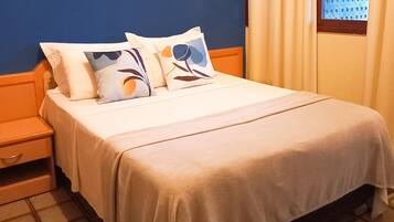 Habitación superior con 2 camas individuales, 1 cama matrimonial, balcón, vista a la ciudad | Tabla de planchar con plancha, wifi gratis y ropa de cama