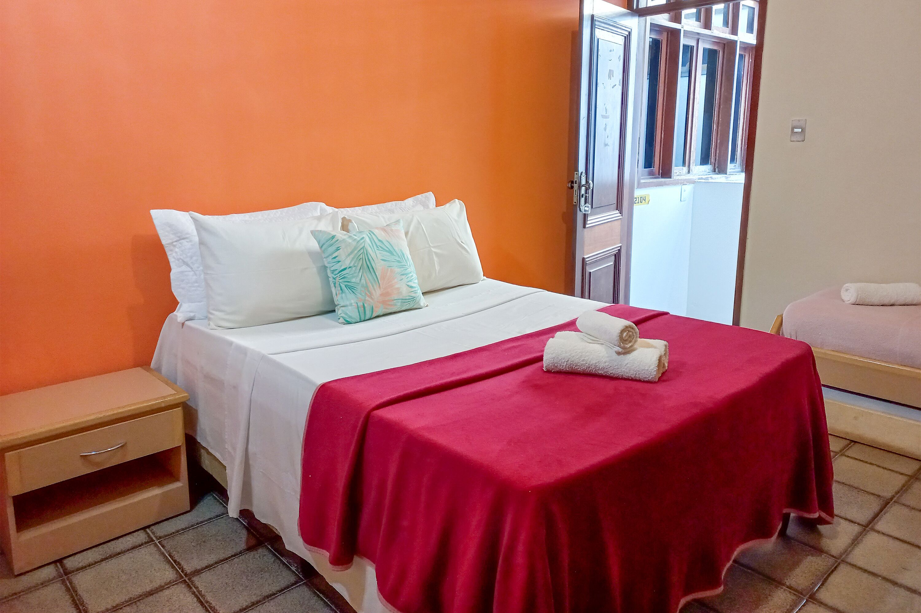 Quarto triplo econômico, várias camas | Ferros/tábuas de passar roupa, Wi-Fi de cortesia, roupa de cama