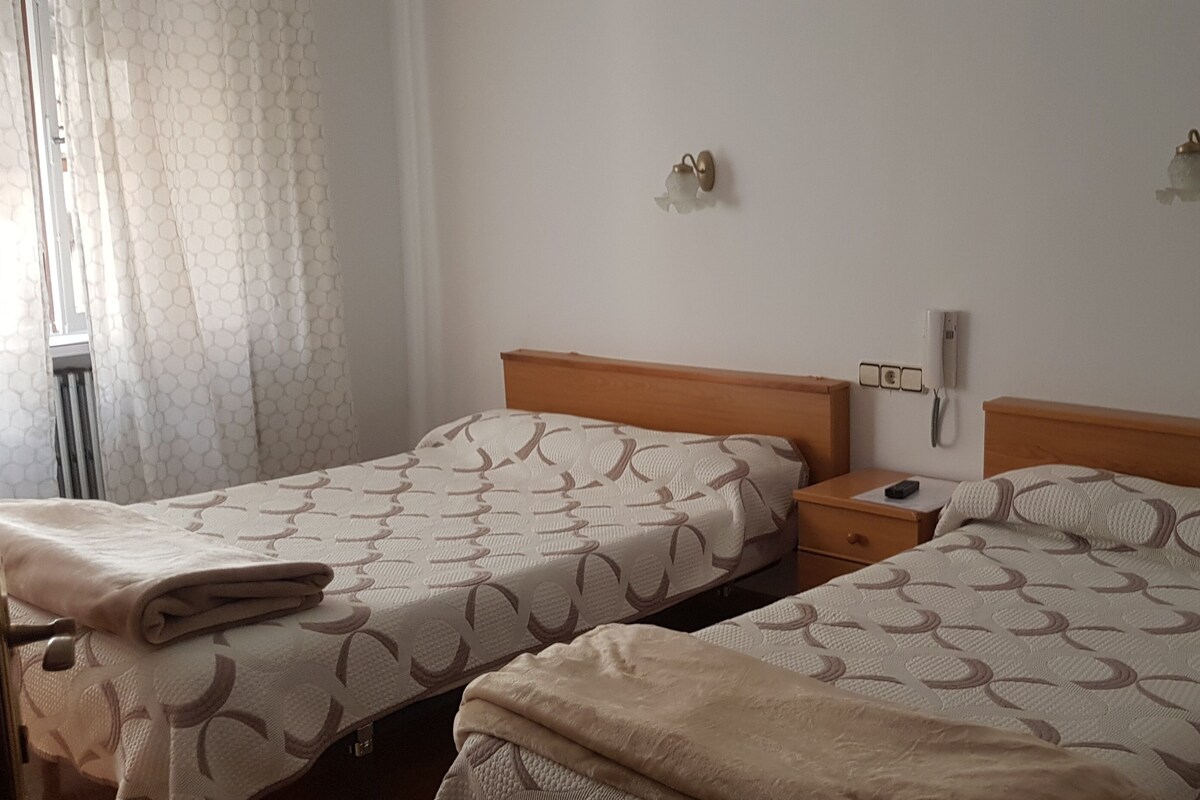Escritorio, camas plegables/adicionales, wifi gratis y ropa de cama 