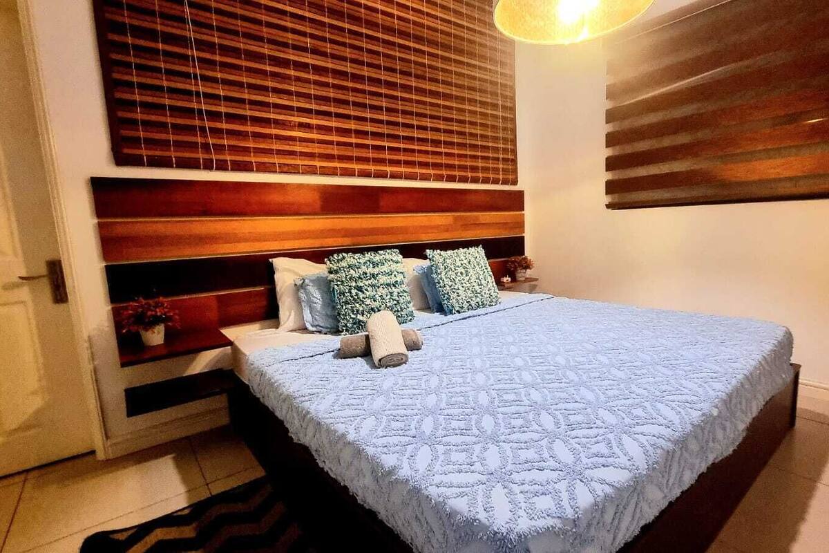 Deluxe Penthouse, 1 King Bed, Jetted Tub | 1 bedroom, Egyptian cotton sheets, premium bedding, in-room safe