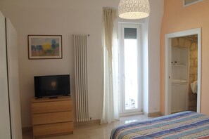 1 dormitori, roba de llit d'alta qualitat i escriptori 