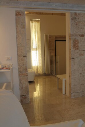 1 soverom, sengetøy av topp kvalitet, skrivebord og lydisolert