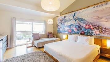 Une chambre spacieuse avec un grand lit, un canapé et un tableau accroché au mur.