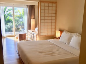 Suite – deluxe, hageutsikt | Individuelt dekorert, individuelt innredet og skrivebord