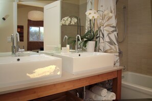 Deluxe Suite, 1 Bedroom | Bathroom | Combined shower/bathtub, designer toiletries, hair dryer, bathrobes