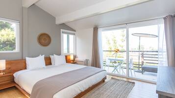 Premier Ocean Suite | 1 bedroom, individually decorated, individually furnished, desk