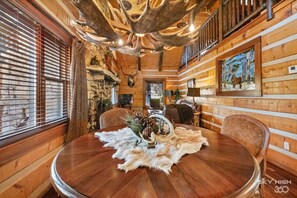 Luxury-Ferienhütte, 1 King-Bett, Whirlpool, Hügelblick (The Elk Lodge) | Esszimmer