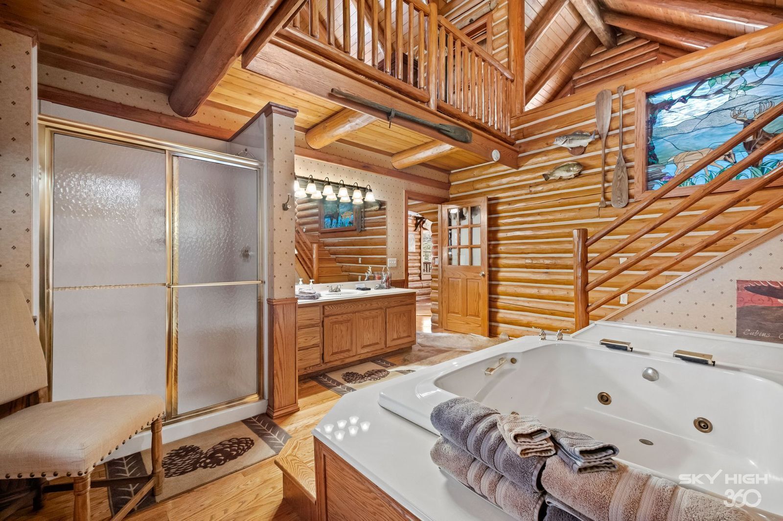 Luxe huisje, 1 kingsize bed, bubbelbad, uitzicht op heuvels (The Mountaineer) | Badkamer | Een haardroger, handdoeken, zeep, shampoo