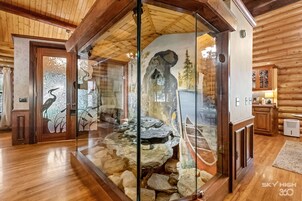 Cabaña de lujo, 1 cama de matrimonio grande, bañera de hidromasaje, vistas al lago (The Cattail) | Ropa de cama de alta calidad y decoración individual