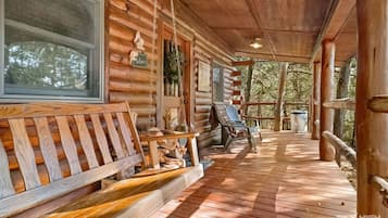 Cabane Luxe, 1 très grand lit, bain à remous, vue colline (The Cherokee) | Vue de la chambre