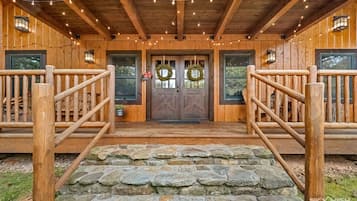Kabin Mewah, hot tub, pemandangan bukit (The Barn) | Teras/patio