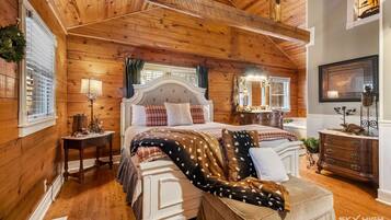 Kabin Bulan Madu, 1 Tempat Tidur King, jet tub, pemandangan bukit (The Whitetail) | Seprai premium dan didekorasi berbeda-beda