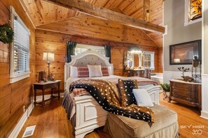 Honeymoon-Ferienhütte, 1 King-Bett, Whirlpool, Hügelblick (The Whitetail) | Hochwertige Bettwaren, individuell dekoriert, individuell eingerichtet