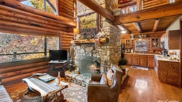 奢華小屋, 多張床, 按摩浴缸, 湖景 (The Cattleman) | 起居區 | 50-吋智慧型電視、衛星頻道、壁爐、 DVD 播放機