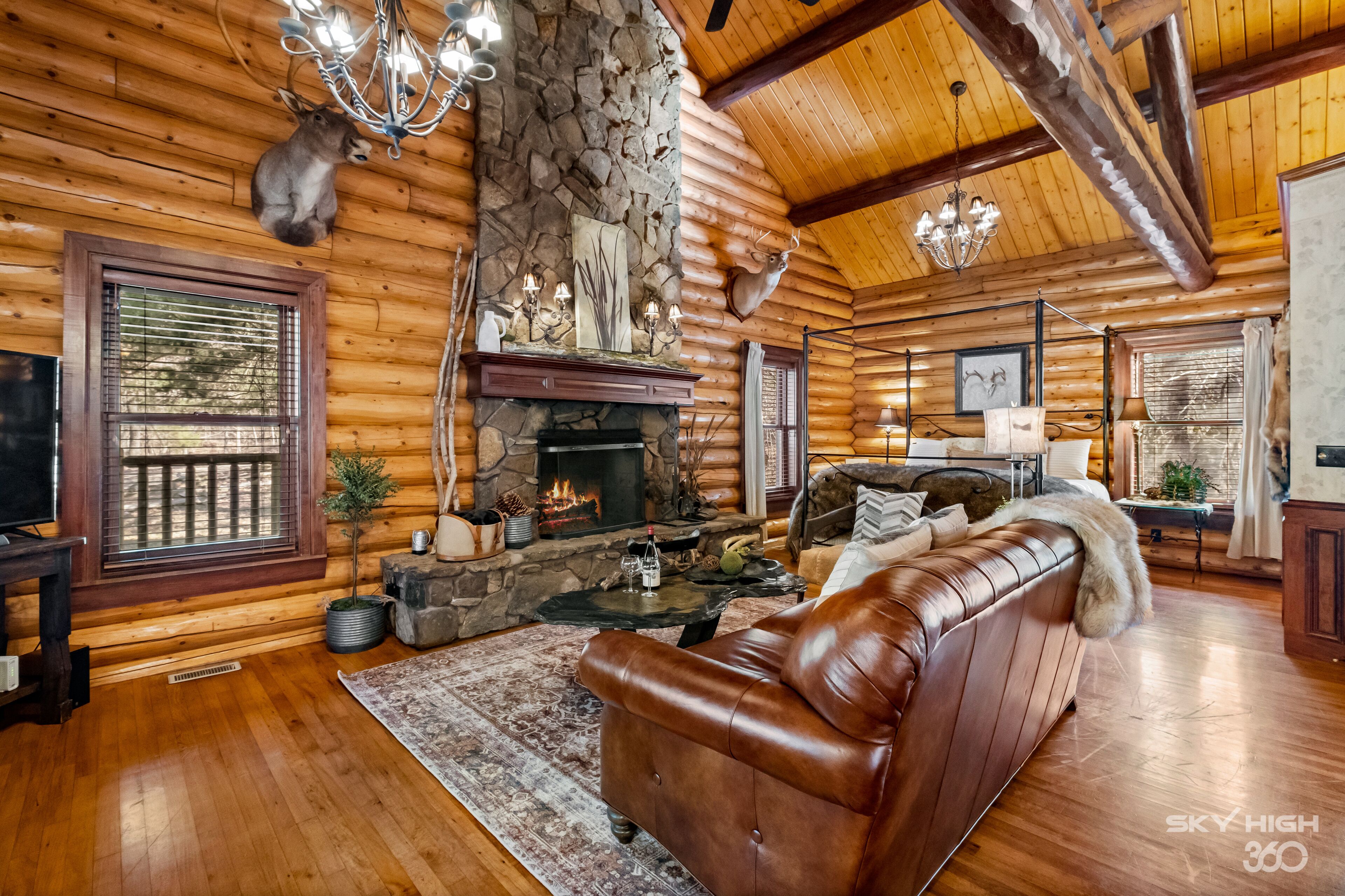 Kabin Mewah, 1 Tempat Tidur King, jet tub, pemandangan danau (The Cattail) | Area keluarga | Smart TV 50-inci dengan saluran TV satelit, perapian, dan pemutar DVD