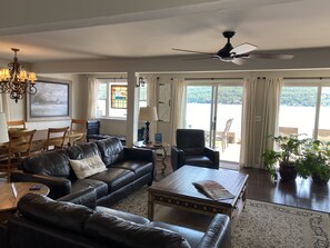 Smart TV, chimenea, reproductor de DVD y videoteca 