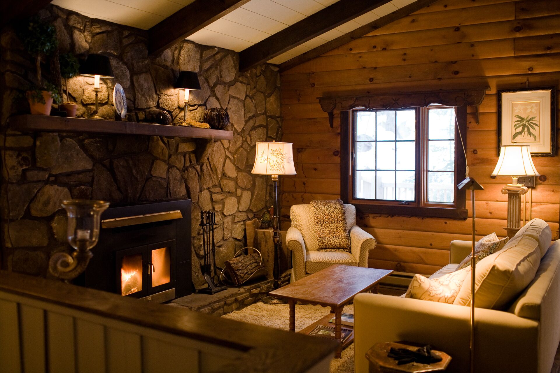 Smart TV, chimenea, reproductor de DVD y futbolito 