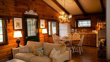 Una Smart TV, una chimenea, un reproductor de DVD, un futbolín