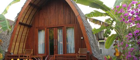 Kahden hengen standard-huone, näköala puutarhaan | Työpöytä, lisävuoteet, ilmainen Wi-Fi, vuodevaatteet