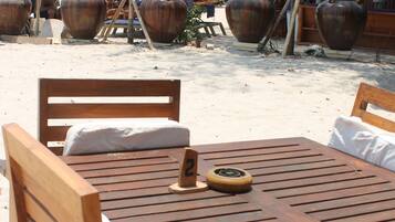 Se sirven desayunos, comidas, cenas y cocina local e internacional